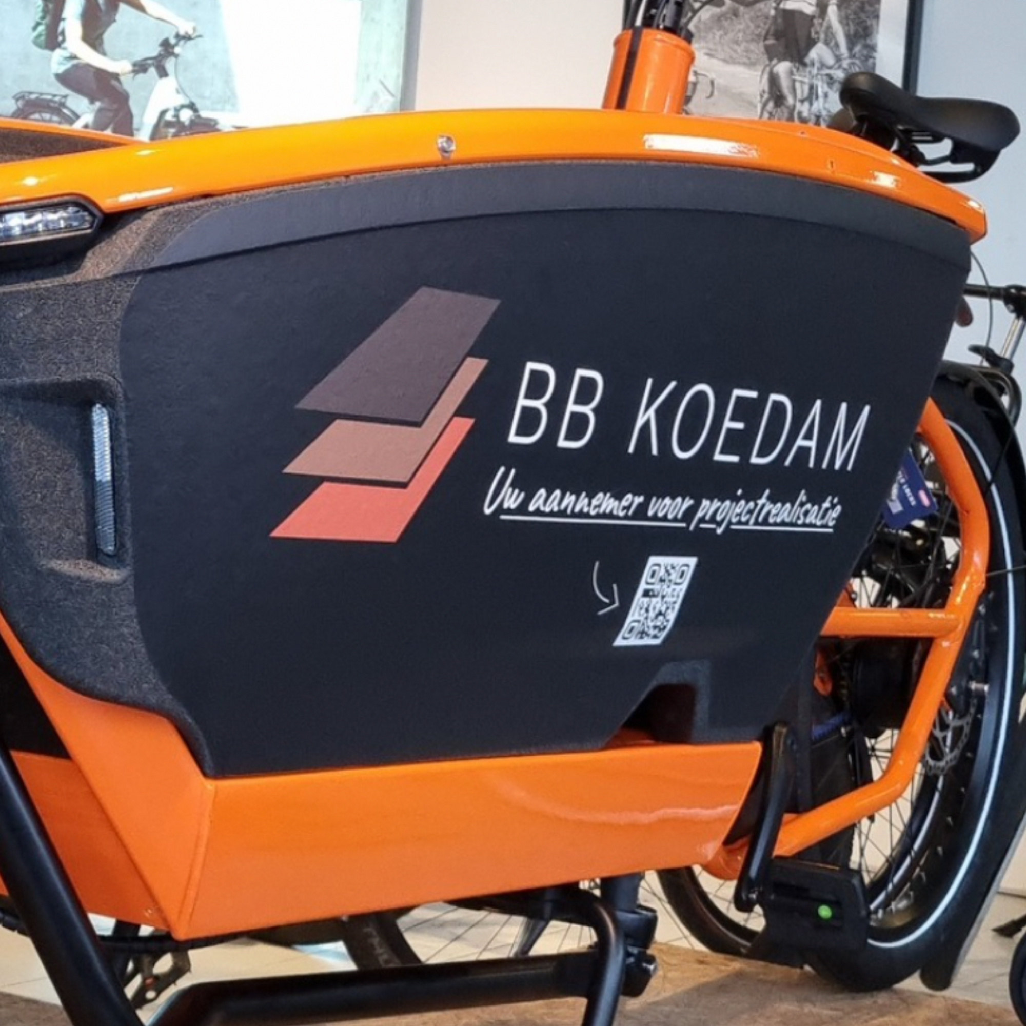 Urban Arrow Family NEXT bakfiets met kleurrijke gepersonaliseerde sticker, geschikt voor gezin of bedrijf