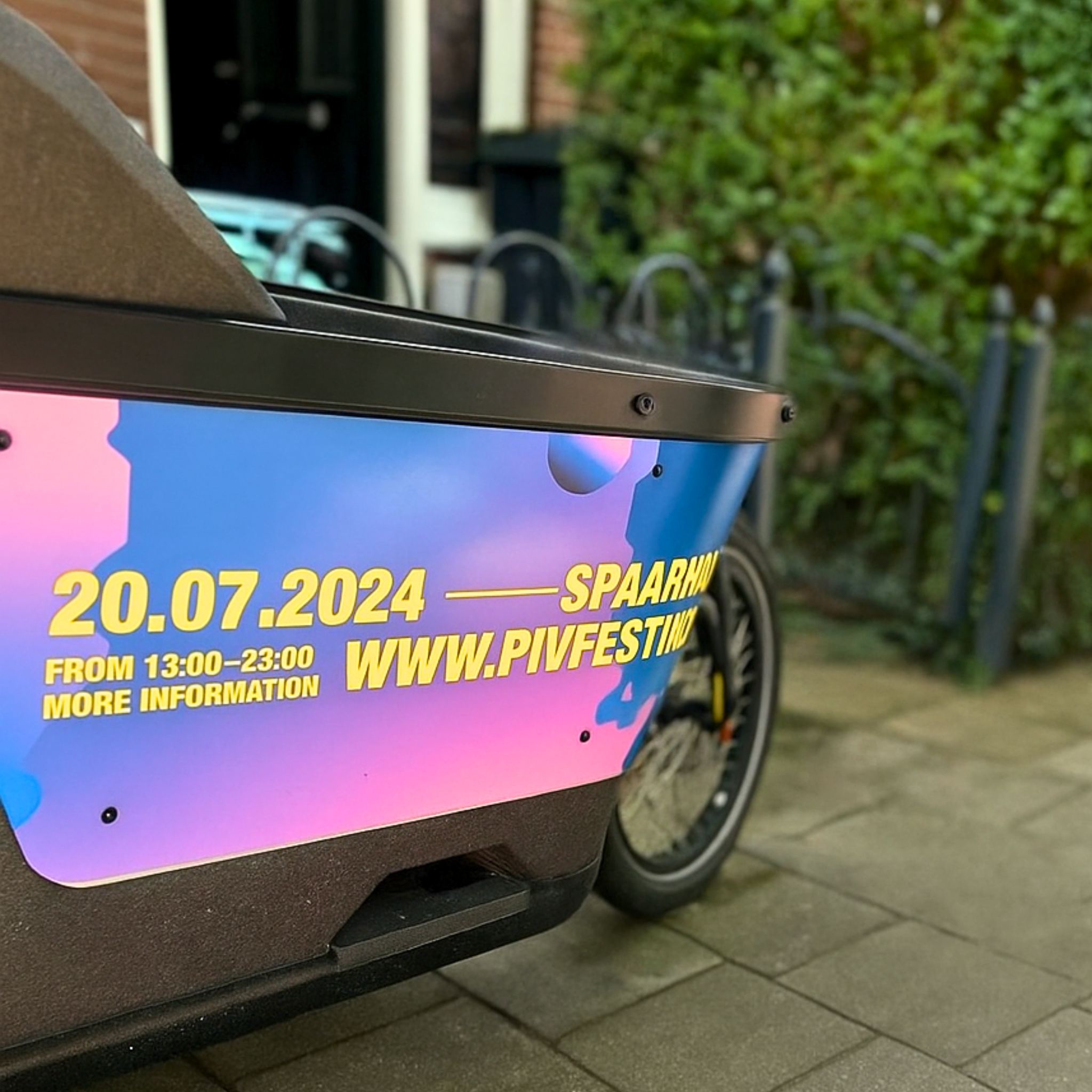 Close up Eigen ontwerp bakfiets sticker voor Carqon Cruise – PIV festival