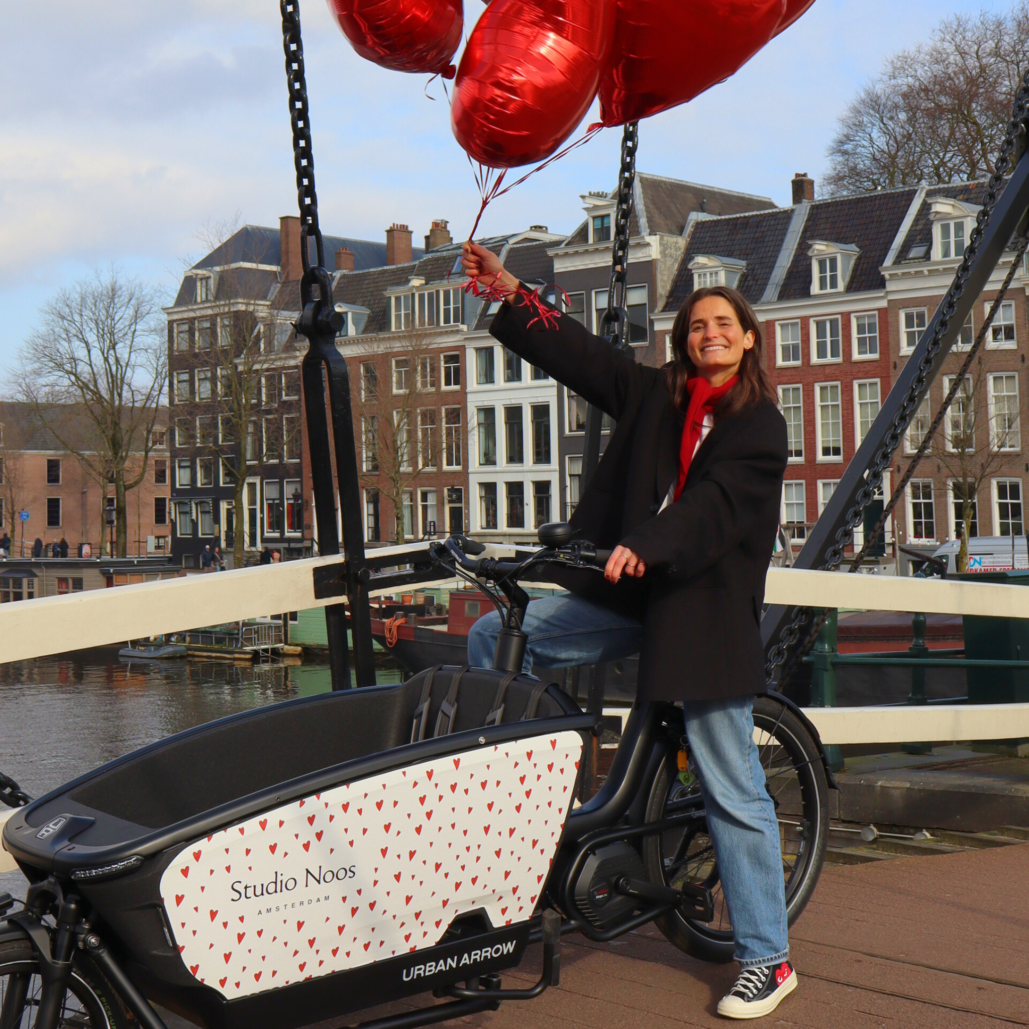Detail van een custom sticker op Urban Arrow Family NEXT bakfiets, weerbestendig en op maat gemaakt