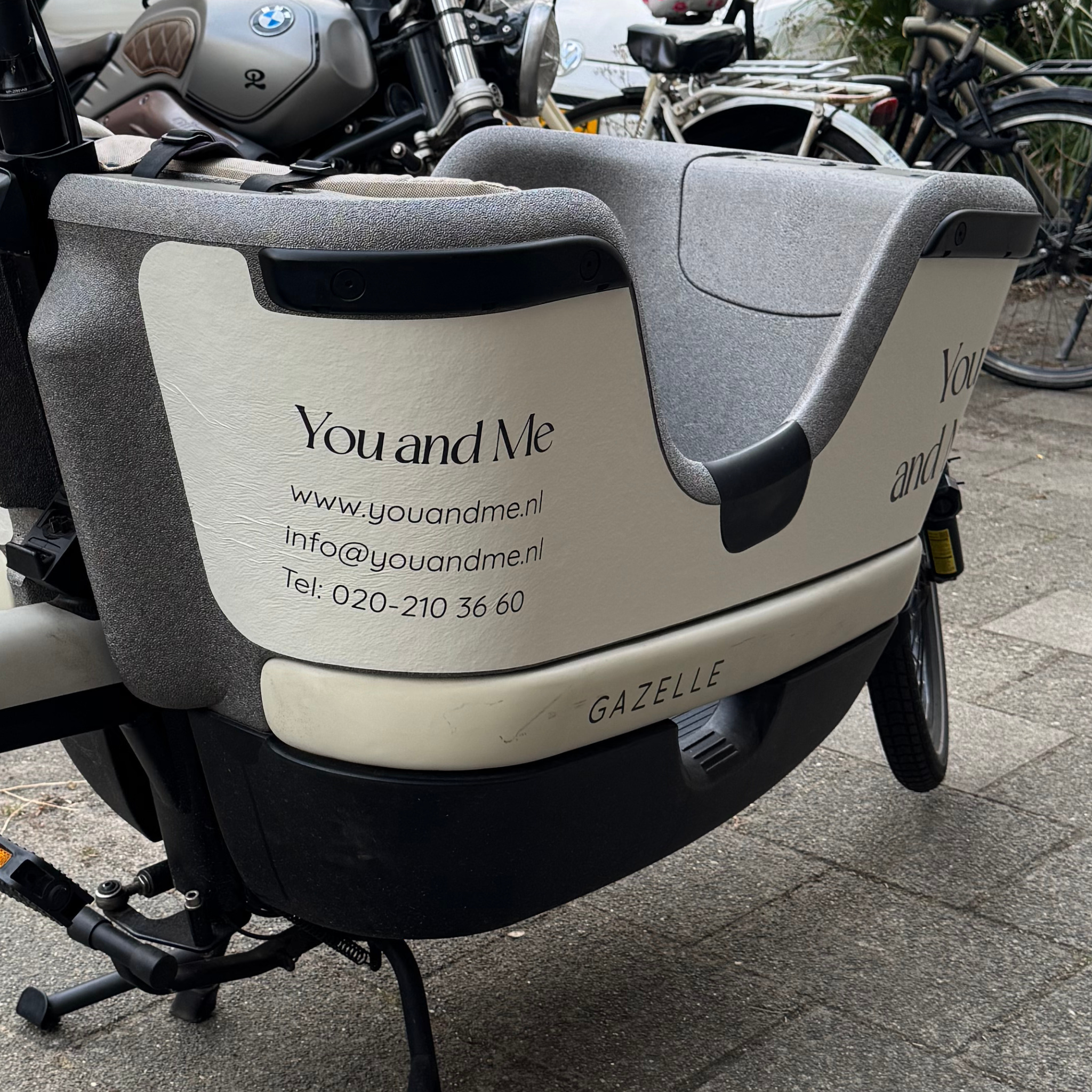 Close-up hoogwaardige vinyl bakfiets sticker Gazelle Makki